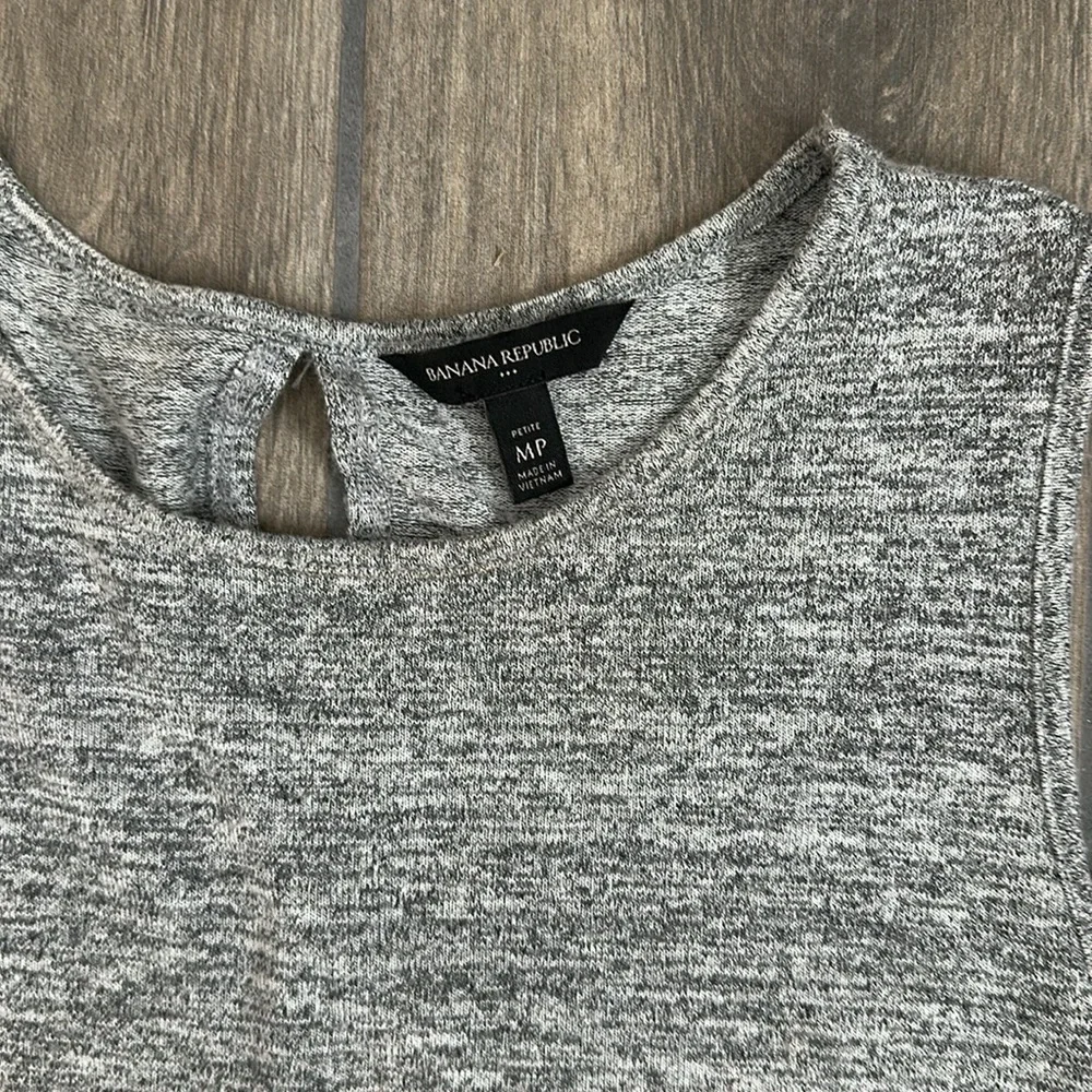 Banana Republic Gray and White Sleeveless Top. Size MP. - Picture 7 of 7